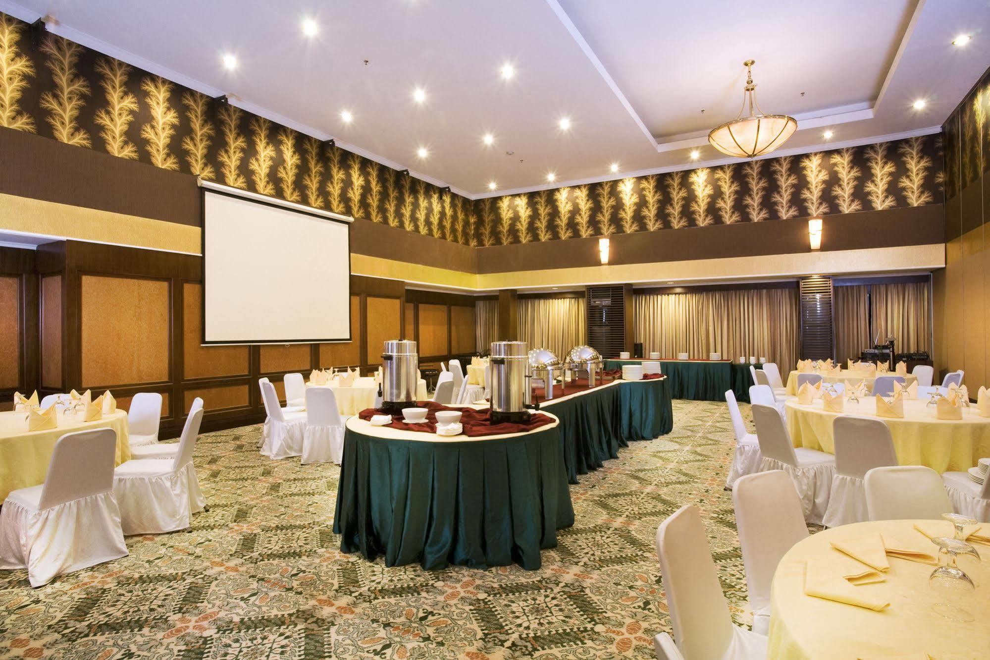 Aston Tropicana Hotel Бандунг Экстерьер фото